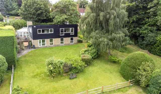 Spacious Detached Home with Gardens in Chipstead