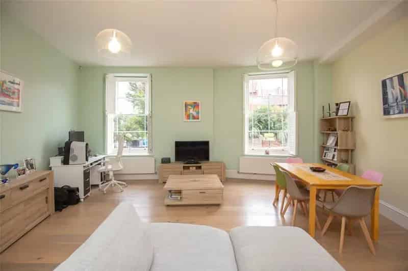 2 Bedroom Waterfront Apartment Bristol