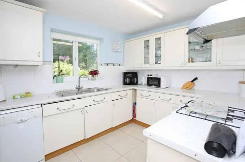 4 Bedroom Detached House Near Amenities and Green Spaces