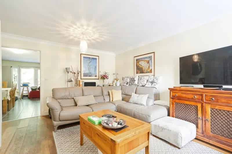 Spacious 4-Bedroom Semi-Detached House in Alwoodley