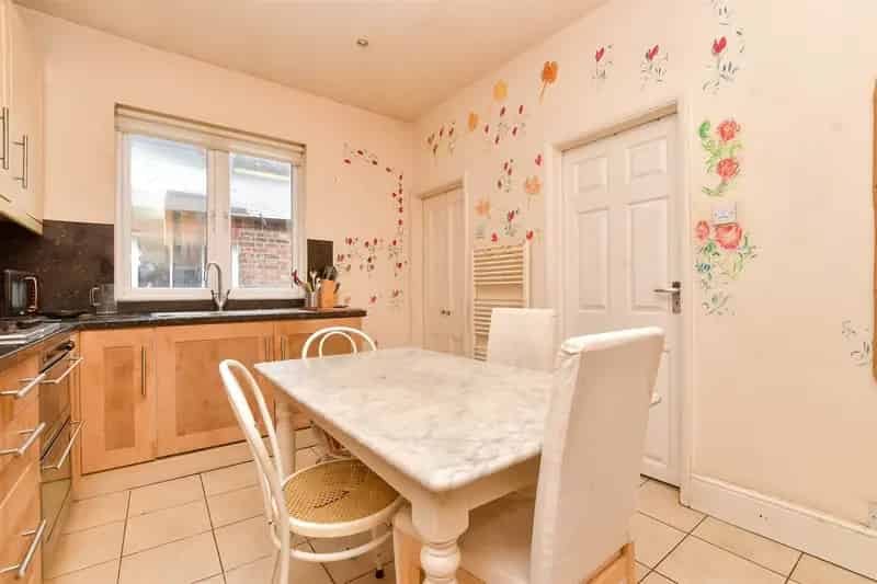 3 Bedroom Maisonette for Sale Near Victoria and London Bridge