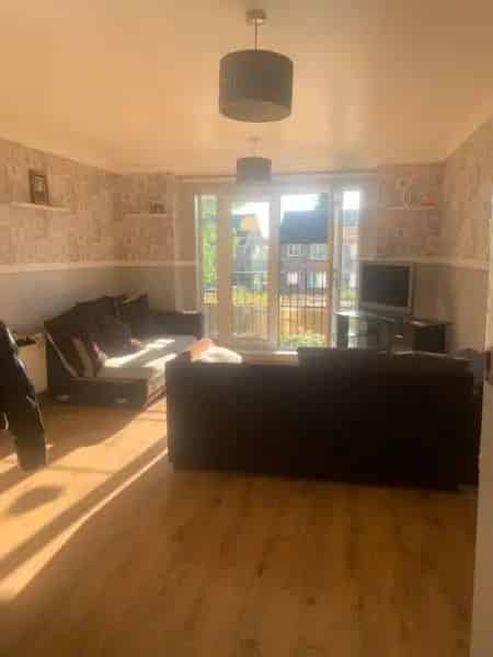 2 Bedroom First Floor Flat Big Rooms