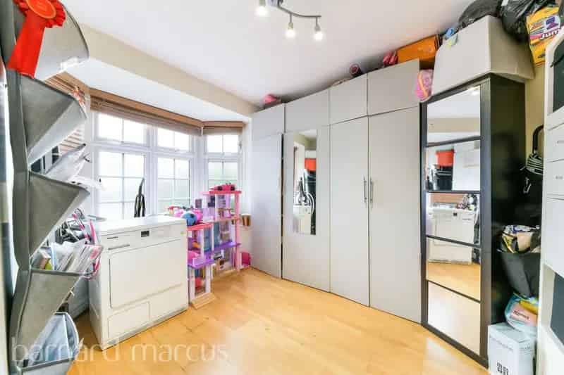 3 Double Bedroom Family Home Near Coombe Schools