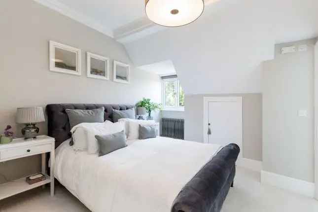 Flat to rent in Marryat Road, London SW19