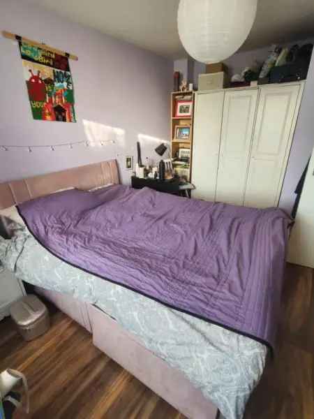 1 Bedroom Flat Swap Ground Floor or Lift Access Female Tenant