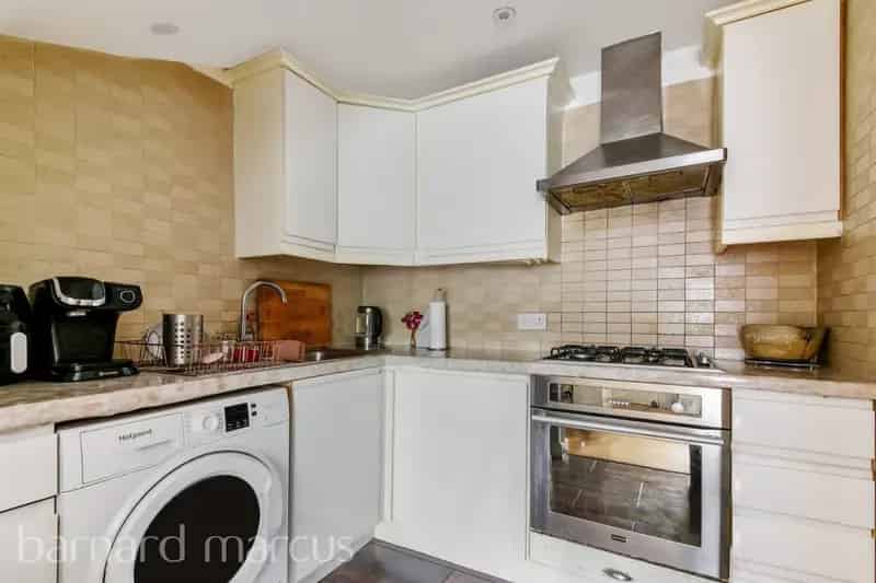 Spacious 2-Bed Flat with Private Garden Near Colliers Wood