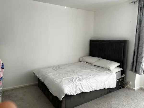 Flat For Rent in Tendring, England