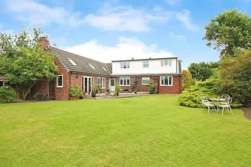 5 Bedroom Detached House with Large Gardens and Ample Parking