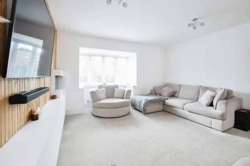 Three Bedroom House with Garage and Garden