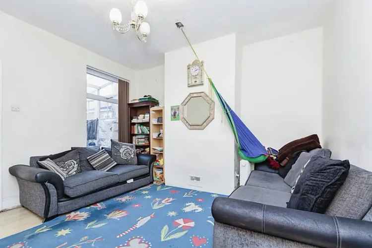 Five Bedroom Mid Terraced House Near Train Station