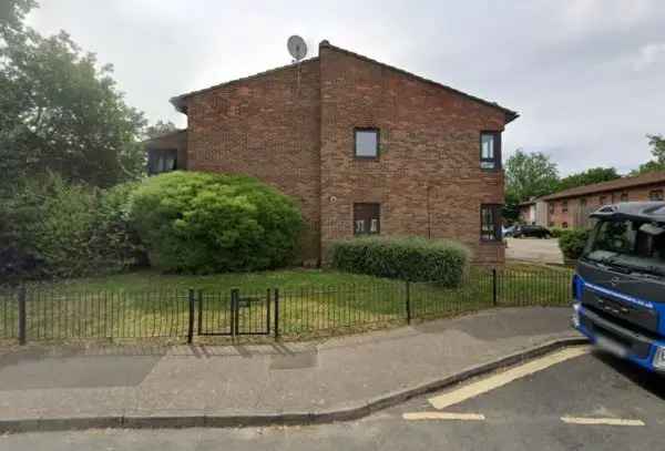 Flat For Rent in Crawley, England