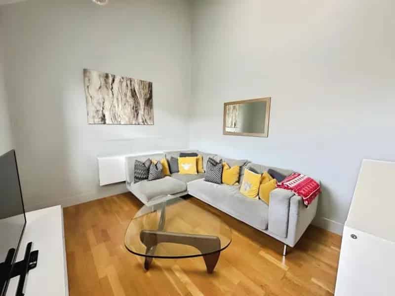 2 Bed House for Sale Salford Quays - Modern Urban Living