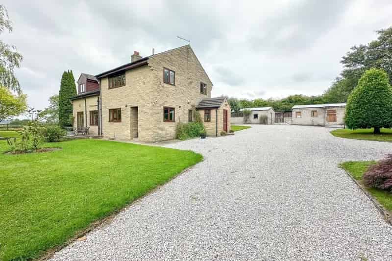 Charming 3-Bedroom Detached Home with Outbuildings and 1.46 Acres