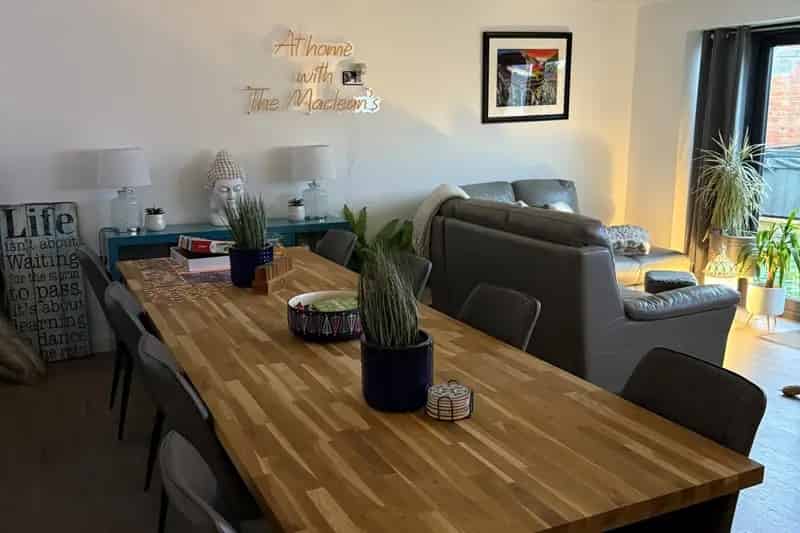 6 Bedroom Family Home with Garage and Parking
