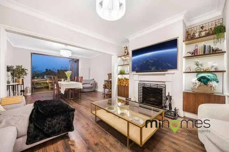3 Bedroom End Terrace House for Sale in East Barnet