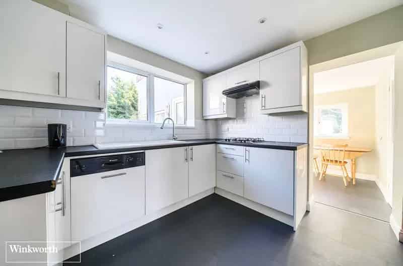 3 Bedroom House Basingstoke Large Garden Double Garage