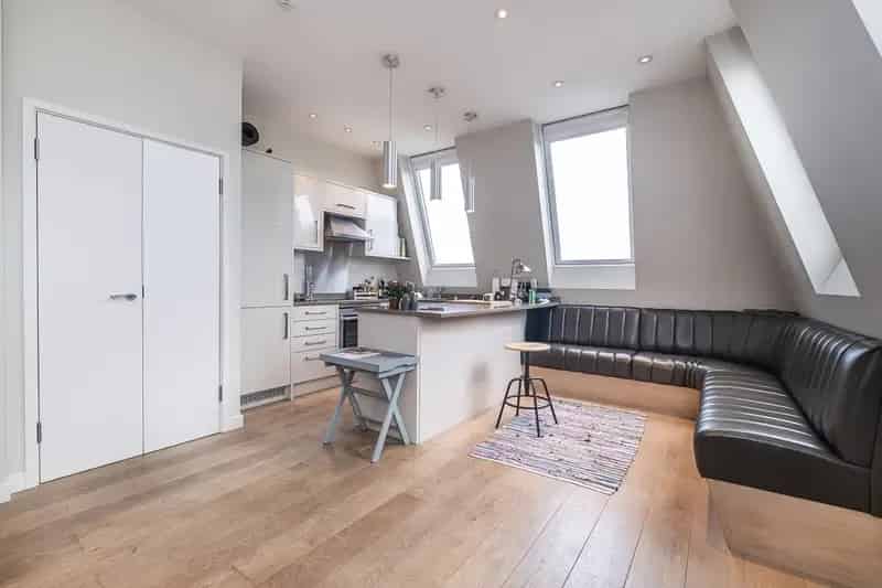 1 Bedroom Duplex Apartment near South Wimbledon Tube