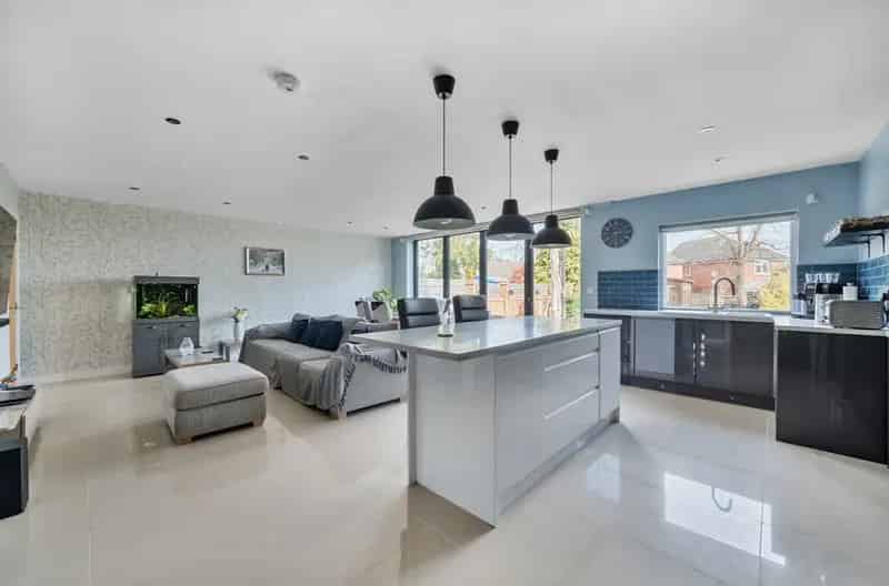 3 Bedroom Detached House Woodley  Refurbished Family Home