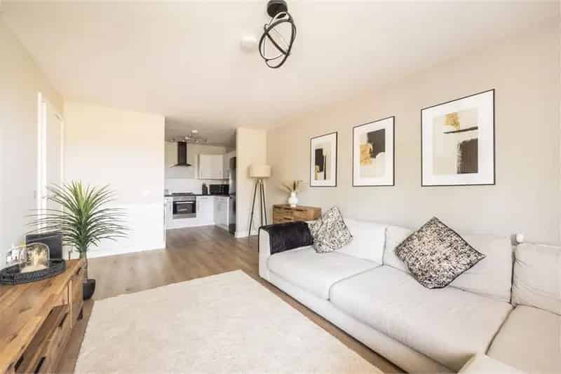 2 Bed Flat First Floor with Balcony and Open Plan Living