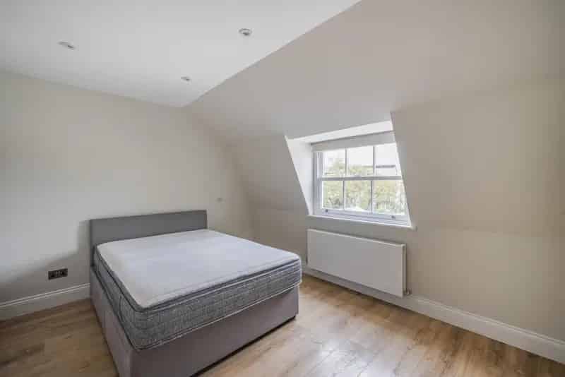 Renovated Top Floor 3 Bed 3 Bath Apartment