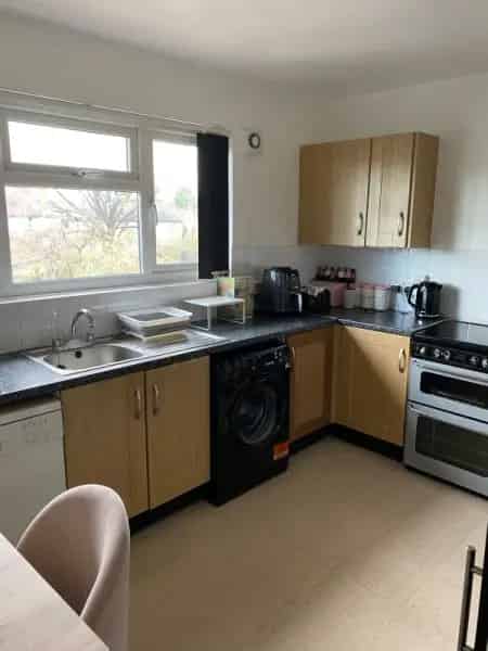2 Bed House with Private Garden Near Amenities and Schools