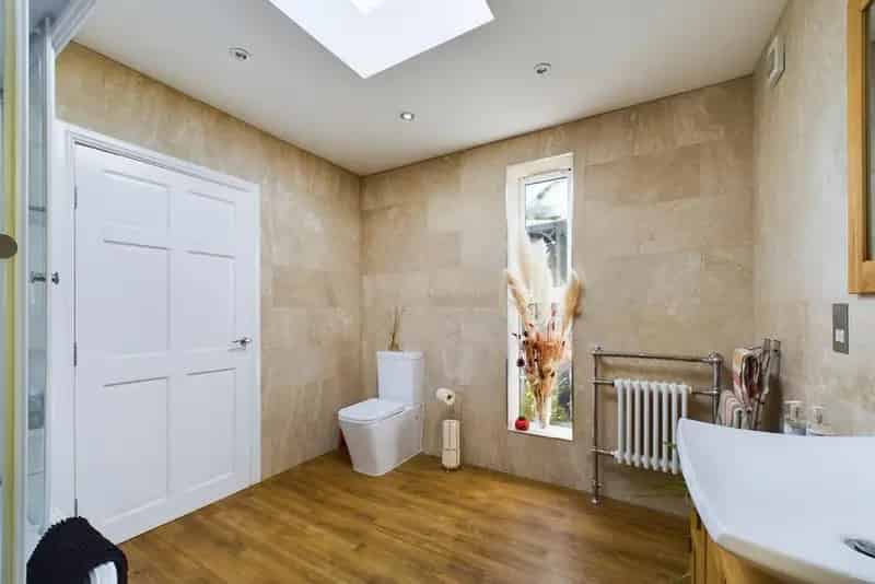 Three Bedroom Detached House Near Forest Hill Station