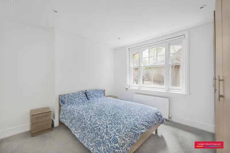 Refurbished 2-Bedroom Flat in Queens Club Gardens