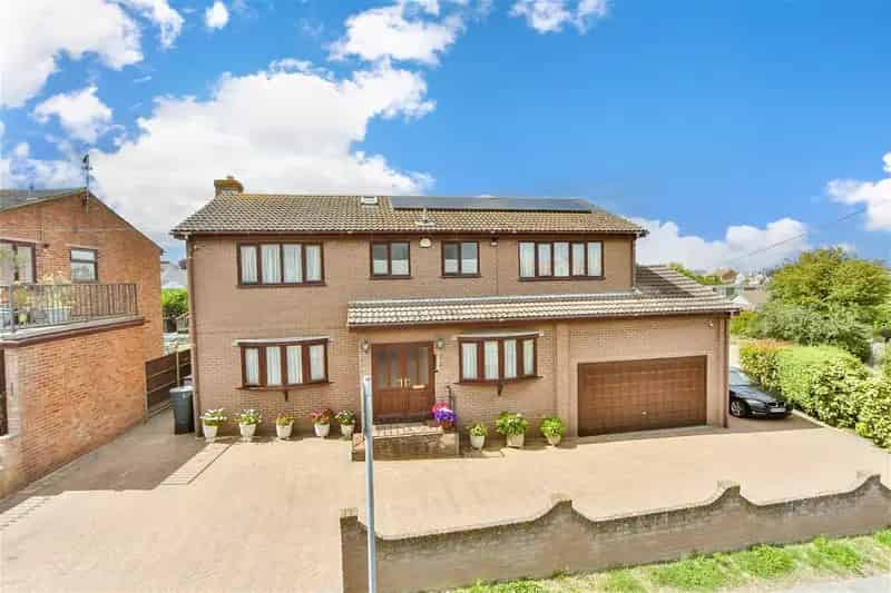 4 Bedroom Detached House For Sale Near Beach