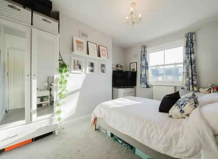 Flat For Sale in London, England