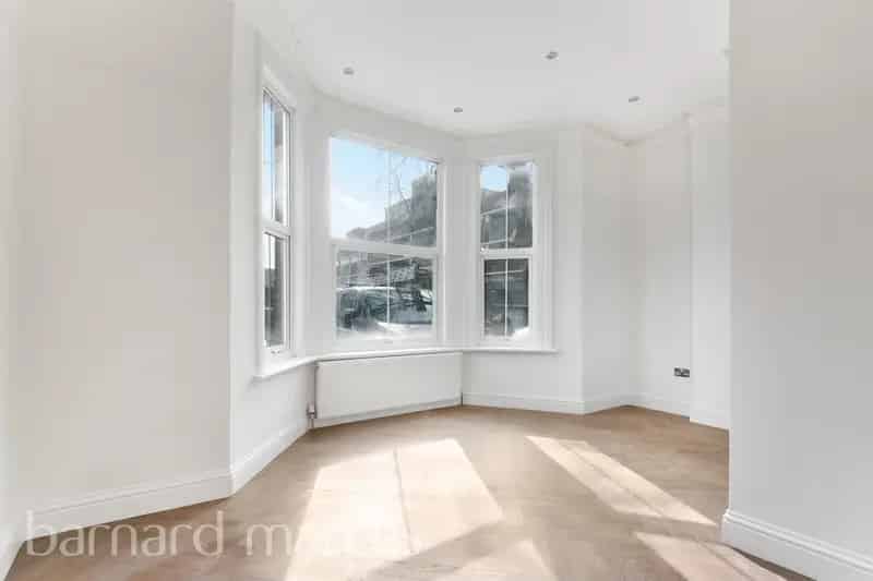 3-Bedroom Modern Apartment Near Croydon