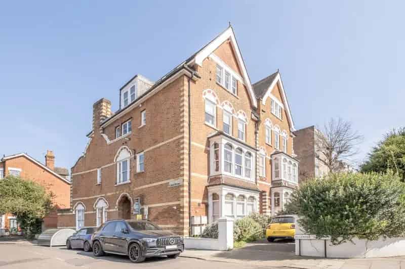 2 Bedroom Flat for Sale in Richmond Hill