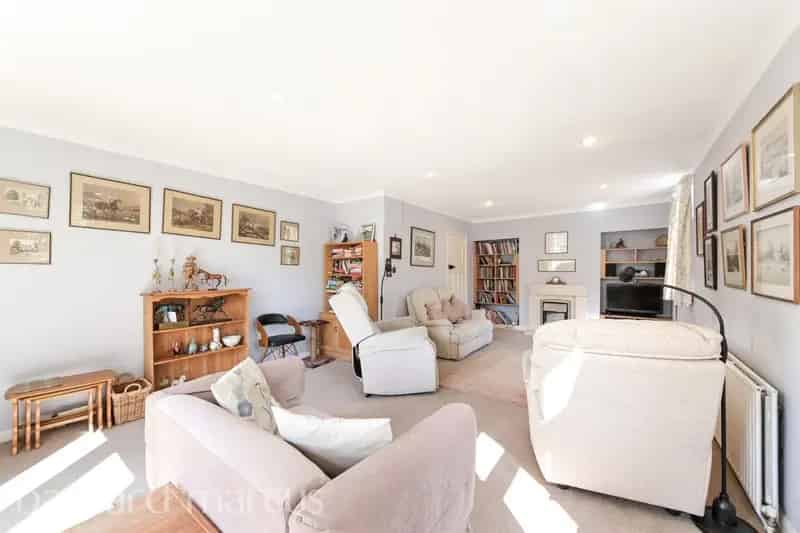 Four Bedroom House with Garden and Garage - Auction