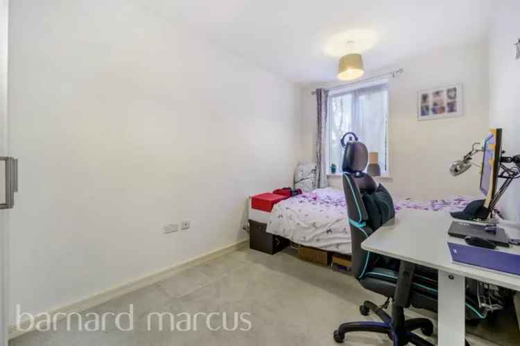 Modern 2-Bedroom Apartment Near Feltham Station with Private Terrace