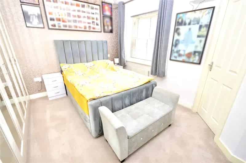 Four Bedroom End Terrace House with Two Ensuites