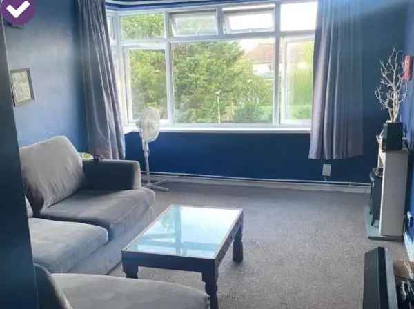 2 Bed Flat Hillingdon Recently Decorated Near Tube Station