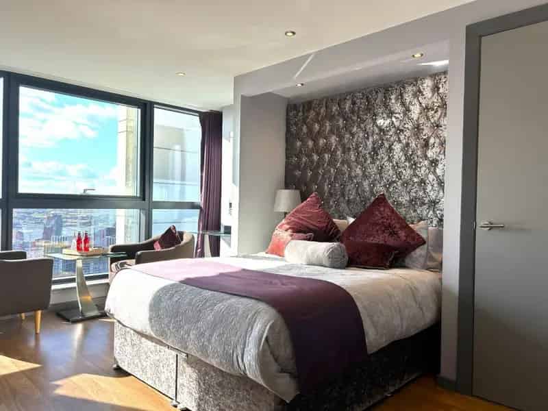 28th Floor City View Apartment To Let in Bridgewater Place