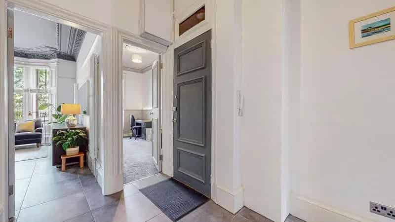 3 Bed Flat for Sale in Kelvinbridge - Modern, Stylish, and Convenient