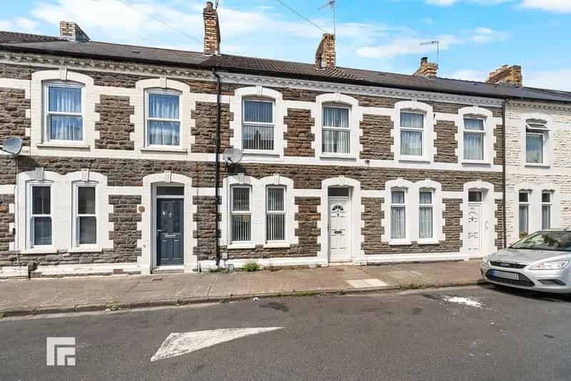 3 Bedroom Mid-Terraced House For Sale