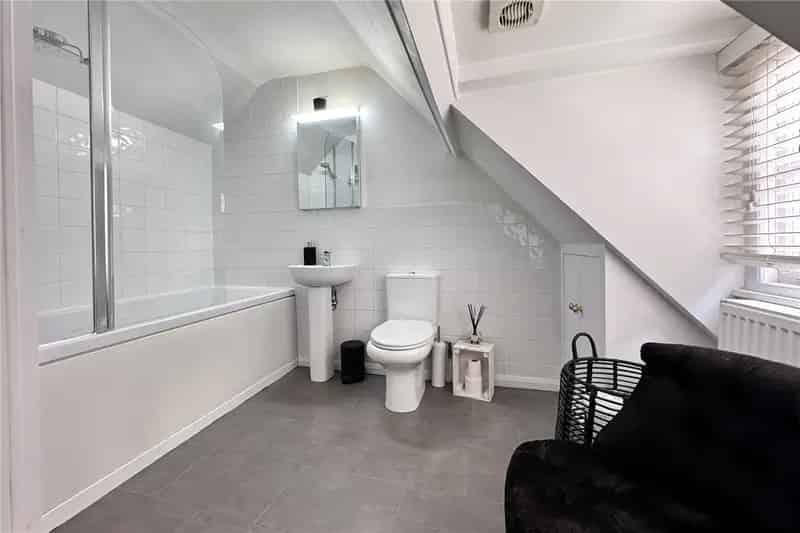 2 Bedroom Apartment Beaconsfield Old Town