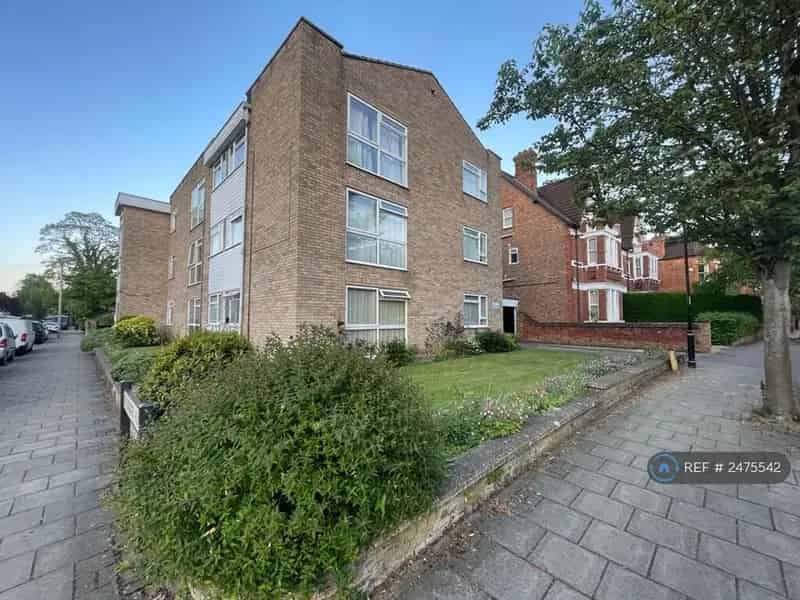 2 Bedroom Flat for Professional Couple or Single Person