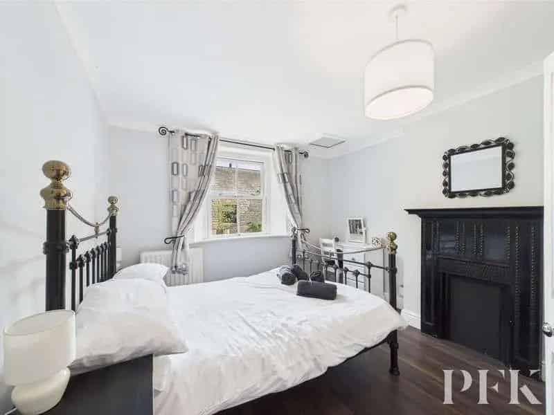 2 bed flat for sale