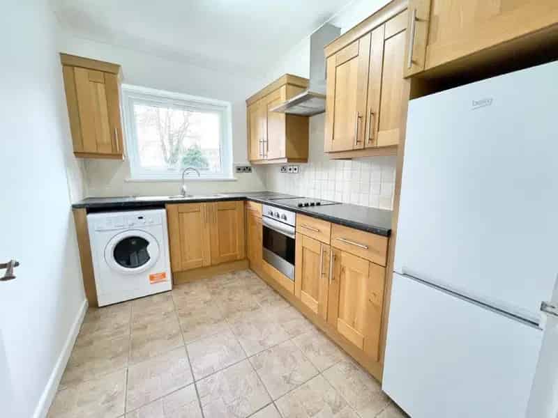 Spacious 2-Double Bedroom Apartment Near Burgess Hill Station
