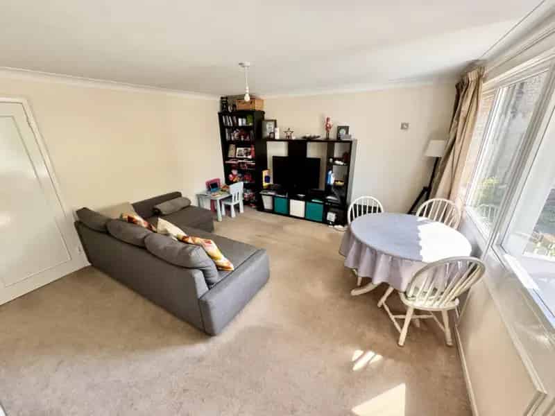 2 Bedroom Flat To Rent Available 2025