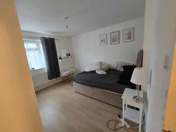 2 Bed Flat Near Victoria Park  New Kitchen and Bathroom Residents Parking