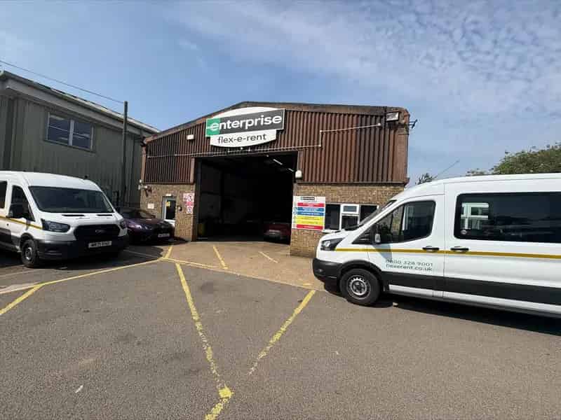 Industrial Unit with Large Yard and Parking for 60 Cars