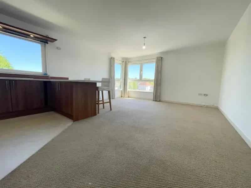 2 Bedroom Apartment Kilmarnock Near A77 and Train Station