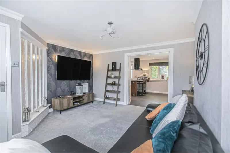 3 Bed Semi-Detached House with Garage and Modern Kitchen