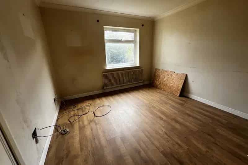 Three Bedroom Mid Terraced House Near CMK