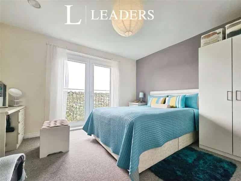 2 Bed Top Floor Apartment with Balcony and Parking
