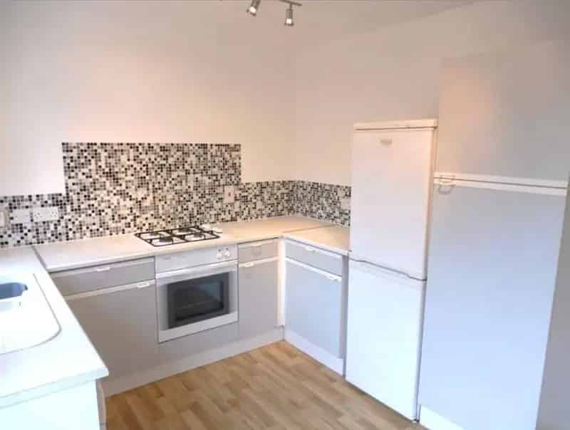 Modern 2-Bed End Terrace House Near City Centre